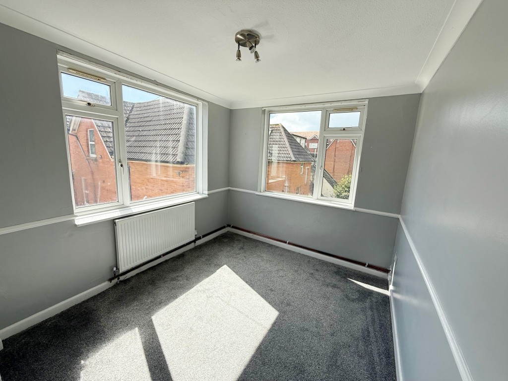 Lot: 145 - TOWN CENTRE FLAT WITH PARKING FOR IMPROVEMENT - Bedroom with dual aspect